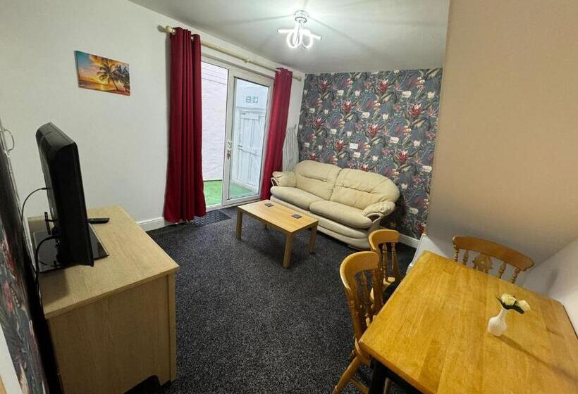 شقة غرفة واحدة, The Paradise Guest House