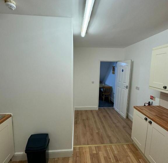 شقة غرفة واحدة, The Paradise Guest House