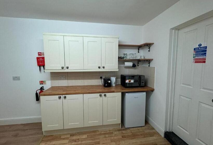 شقة غرفة واحدة, The Paradise Guest House