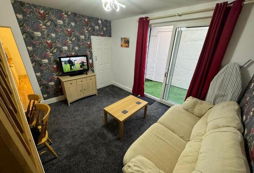 شقة غرفة واحدة, The Paradise Guest House