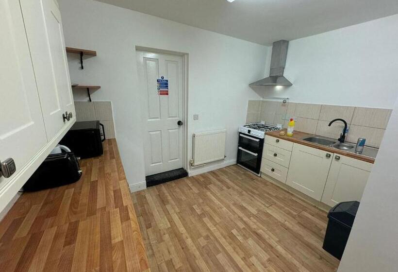 شقة غرفة واحدة, The Paradise Guest House