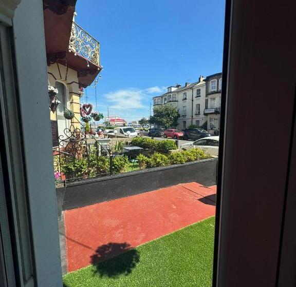 إستوديو سوبيريور, The Paradise Guest House