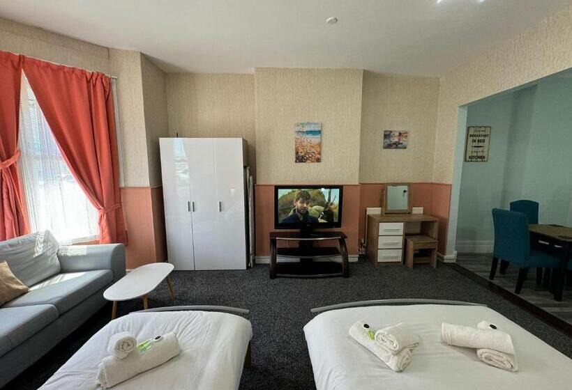 إستوديو سوبيريور, The Paradise Guest House