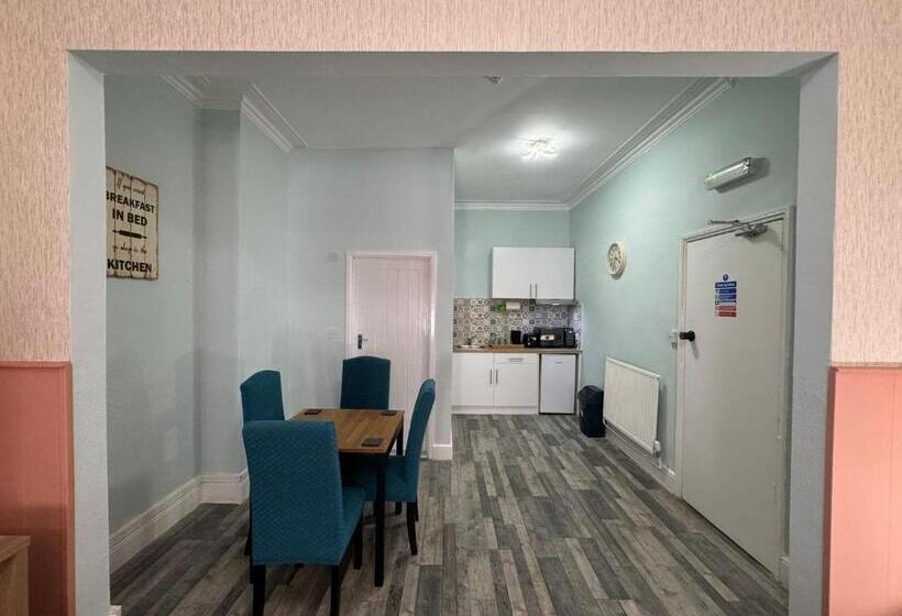 إستوديو سوبيريور, The Paradise Guest House