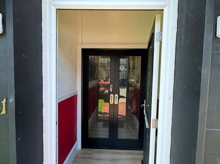 إستوديو سوبيريور, The Paradise Guest House