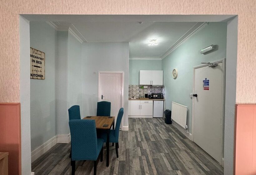 إستوديو سوبيريور, The Paradise Guest House