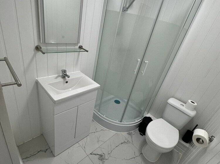 إستوديو سوبيريور, The Paradise Guest House