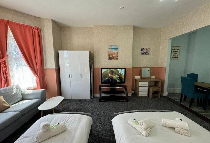 إستوديو سوبيريور, The Paradise Guest House