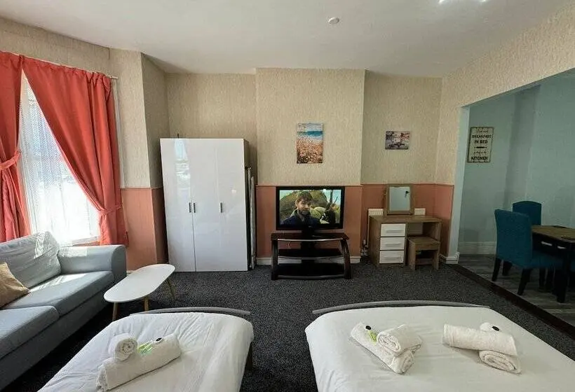 استودیوی سوپریور, The Paradise Guest House