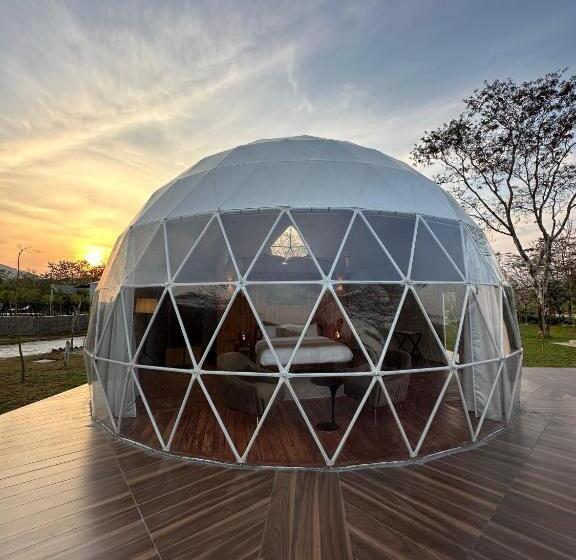 キングサイズベッドのデラックスルーム, Vaani Greens Resort, Kaziranga