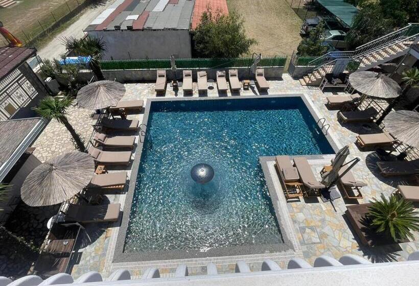 شقة 3 غرف, Laura