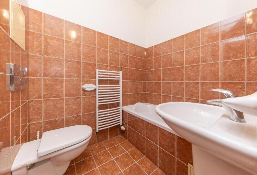 חדר משפחתי, Pivovar Polička