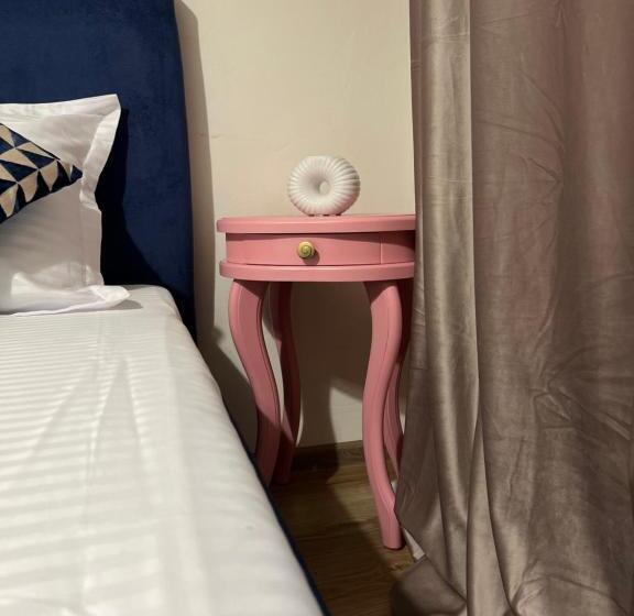 غرفة قياسية سرير كينج, La Mosie