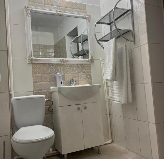 غرفة قياسية سرير كينج, La Mosie