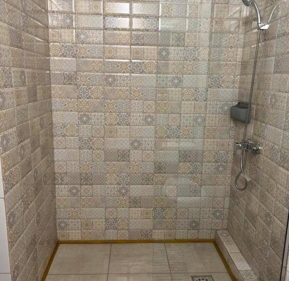 شقة غرفتين, La Mosie