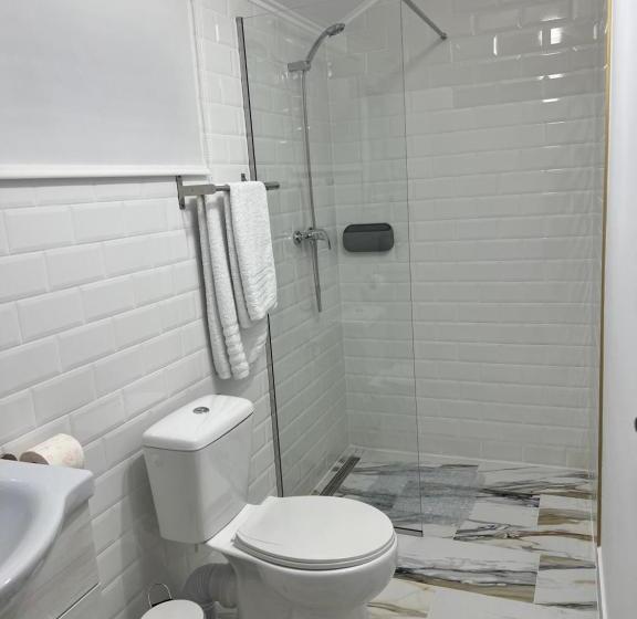 חדר סטנדרט לשלושה, La Mosie