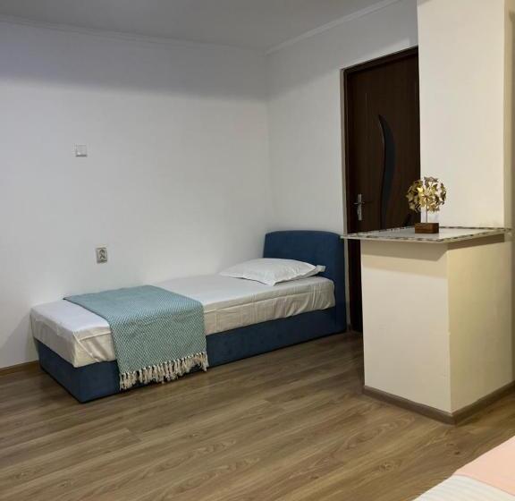 חדר קלאסי לשלושה, La Mosie