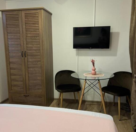 غرفة كلاسيكية ثلاثية, La Mosie