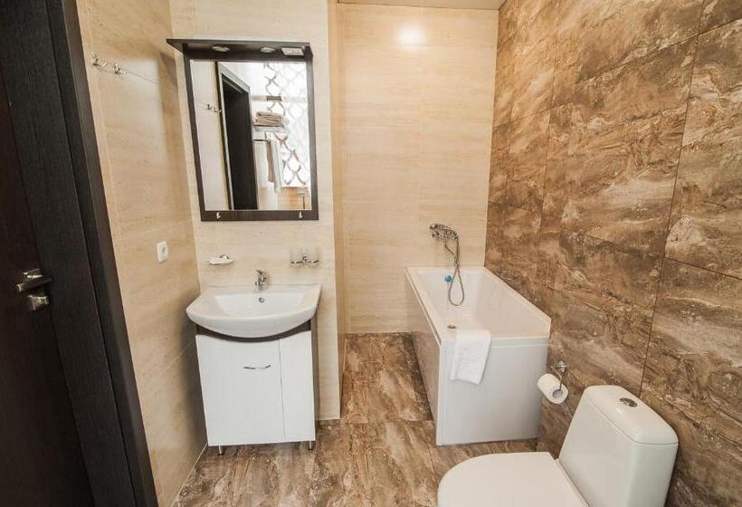 اتاق لوکس با بالکن, Atmosphere