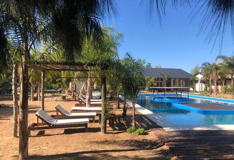 חדר סטנדרט לשלושה, La Delfina Island Resort