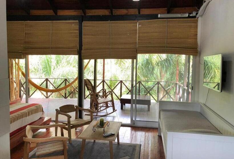 חדר סטנדרט לשלושה, La Delfina Island Resort