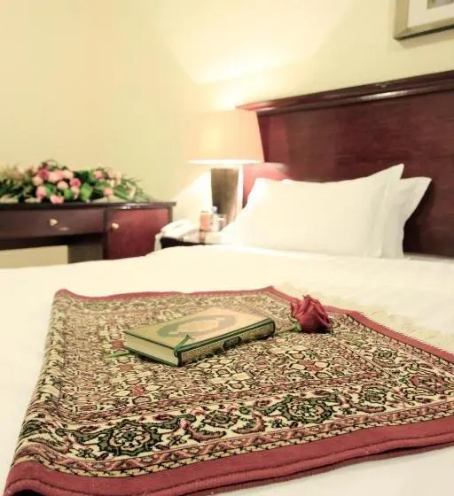 اتاق ساده سه‌ نفره, Ghalyt Ohud