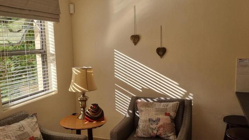 إستديو قياسى مطل على حمام السباحة, Somerzicht Guest House