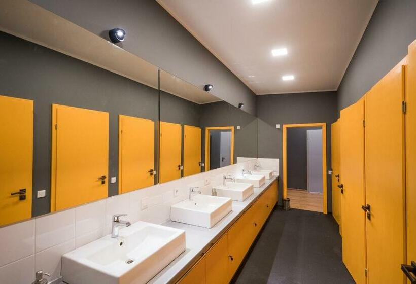 اتاق استاندارد, Friday Hostel