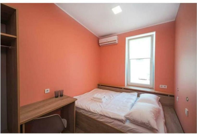 اتاق استاندارد, Friday Hostel