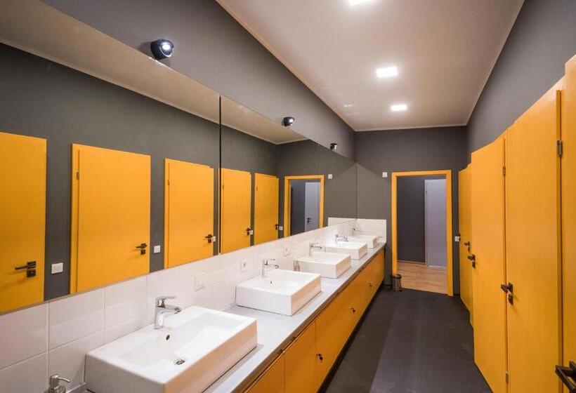 اتاق خانوادگی با سرویس بهداشتی مشترک, Friday Hostel