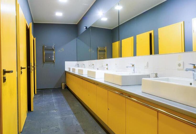 اتاق خانوادگی با سرویس بهداشتی مشترک, Friday Hostel