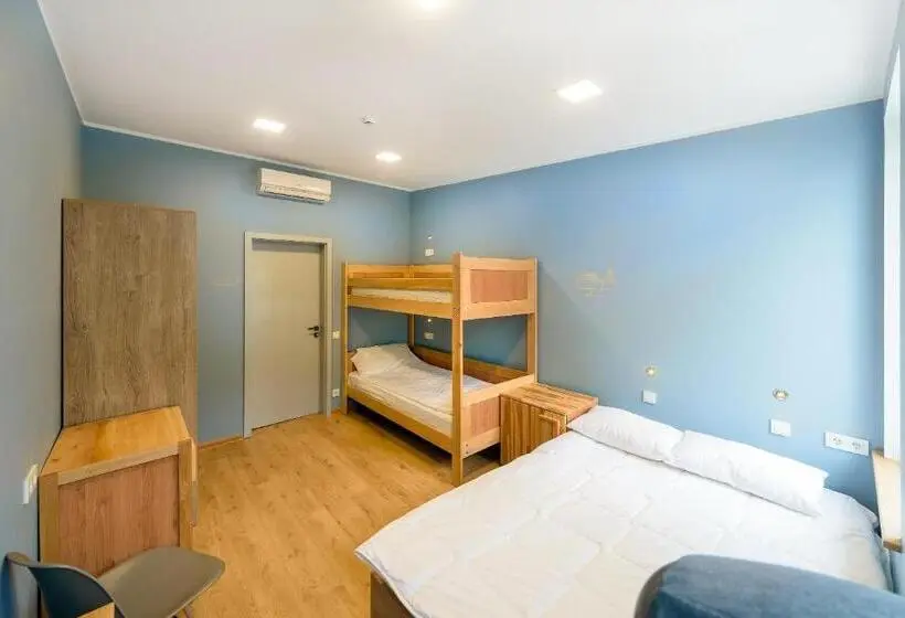 Cameră Familiar cu Baie în Comun, Friday Hostel
