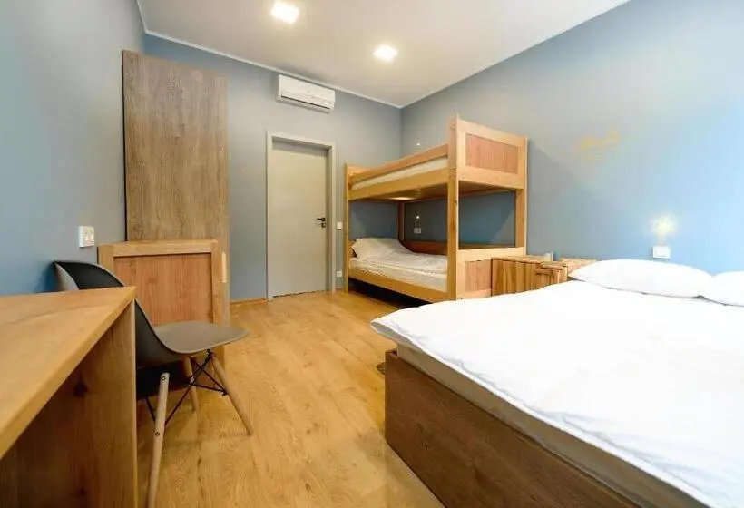 Cameră Familiar cu Baie în Comun, Friday Hostel