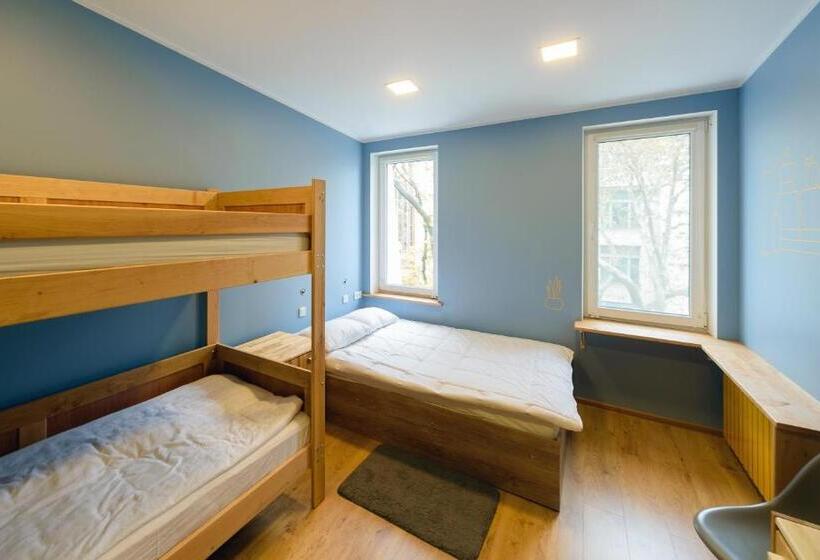 اتاق خانوادگی با سرویس بهداشتی مشترک, Friday Hostel