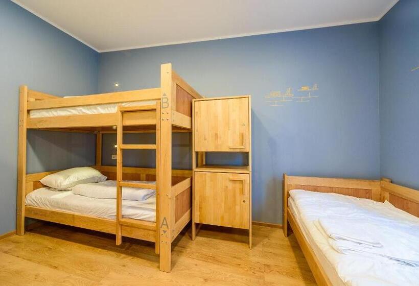 تختخواب در اتاق مشترک, Friday Hostel