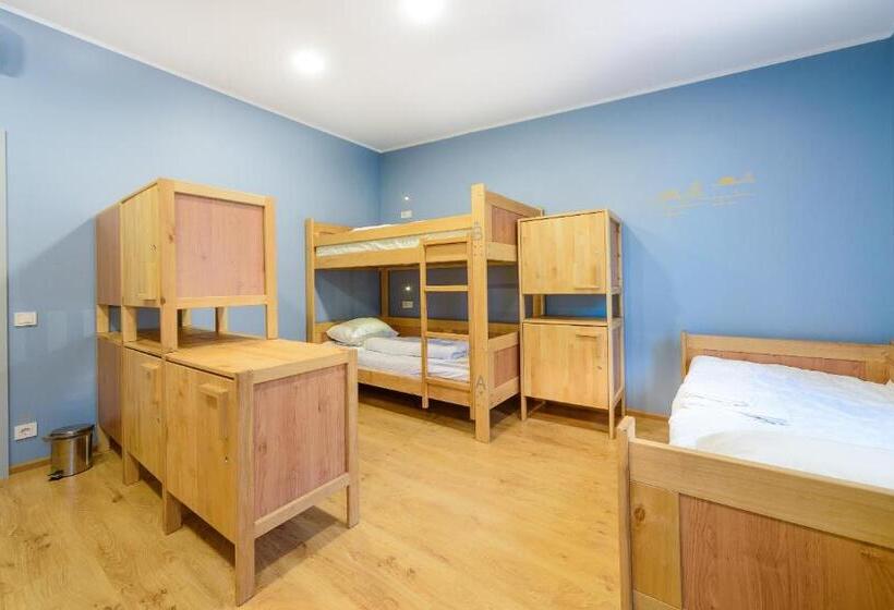 تختخواب در اتاق مشترک, Friday Hostel