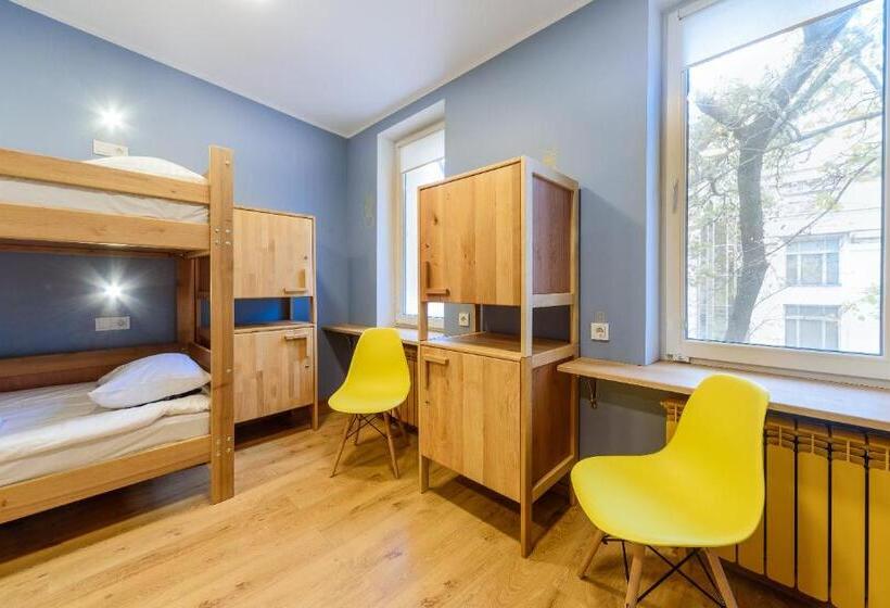 تختخواب در اتاق مشترک, Friday Hostel