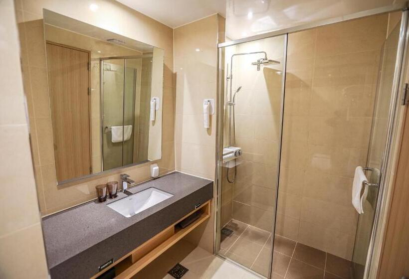 غرفة قياسية, Gwangyang Lacky