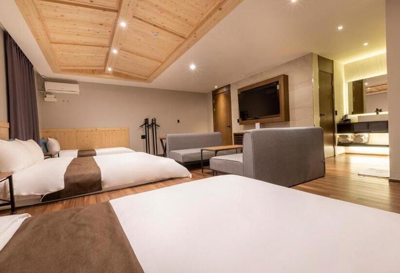 3 Bedroom Suite, Sorgente Business