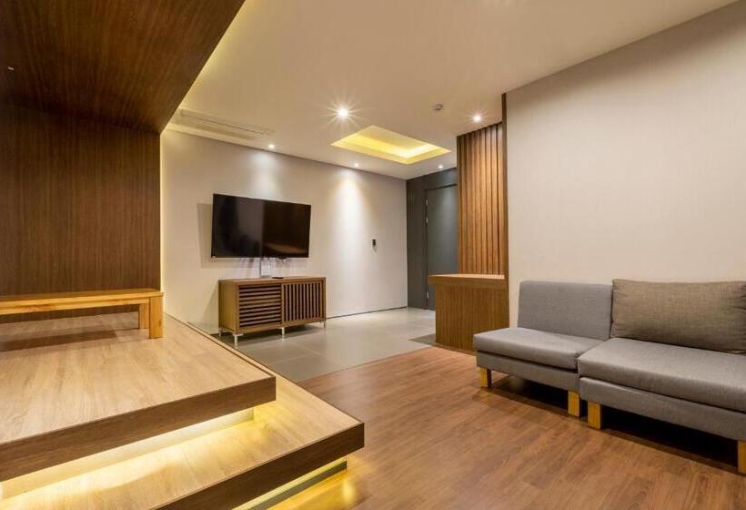 سوییت, Sorgente Business