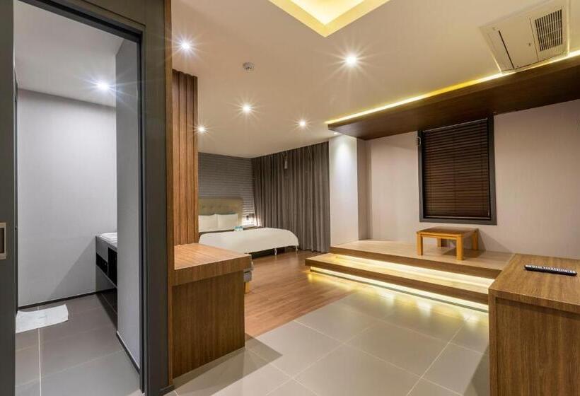 سوییت, Sorgente Business