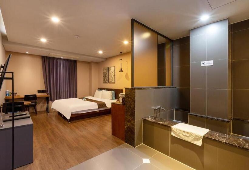 اتاق پرمیوم, Sorgente Business