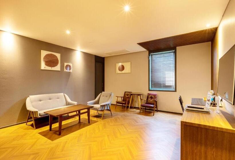 سوییت, Sorgente Business