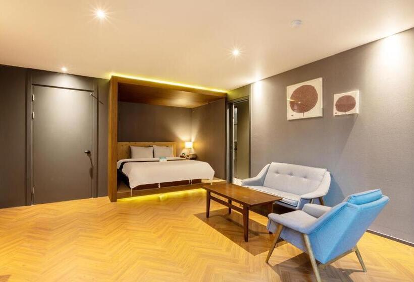 سوییت, Sorgente Business