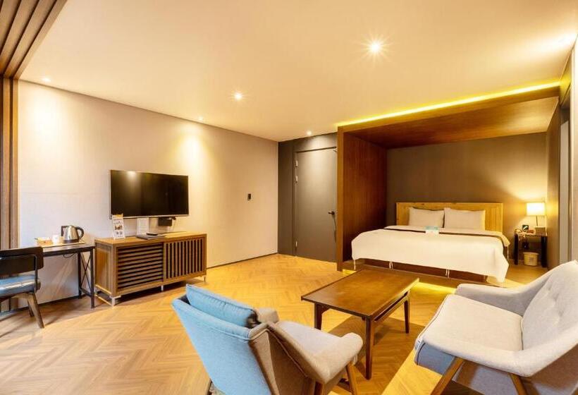 سوییت, Sorgente Business