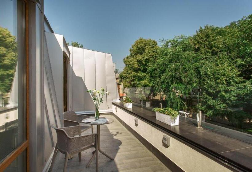 Superior Room with Terrace, Wall Street Maestro