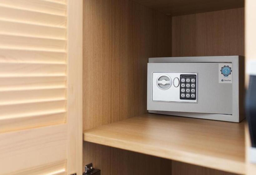 Superior Room with Terrace, Wall Street Maestro