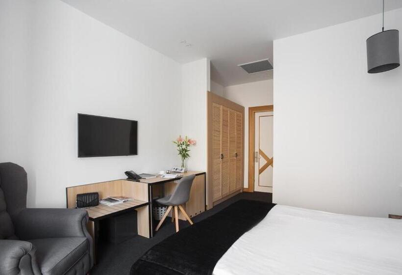 Superior Room with Terrace, Wall Street Maestro