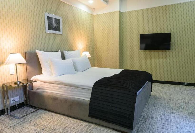 سوییت جونیور, Wall Street Maestro