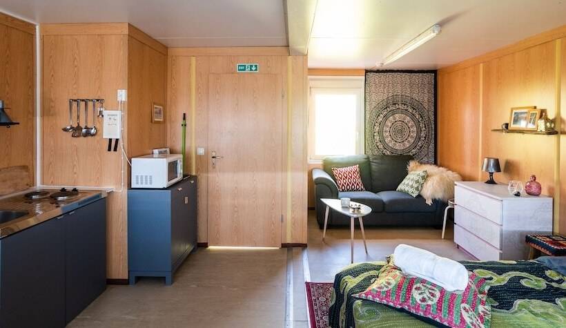 استودیوی استاندارد, Ytra Lón Farm Lodge